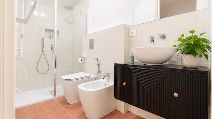 Magma 102 – bagno con doccia, bidè e lavabo