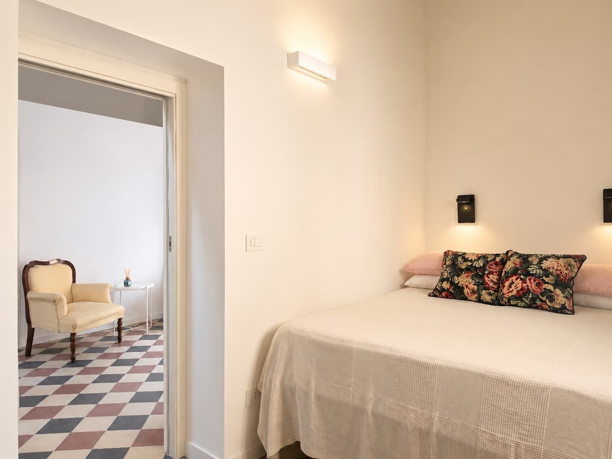 Magma 104 – letto matrimoniale con cuscini decorativi