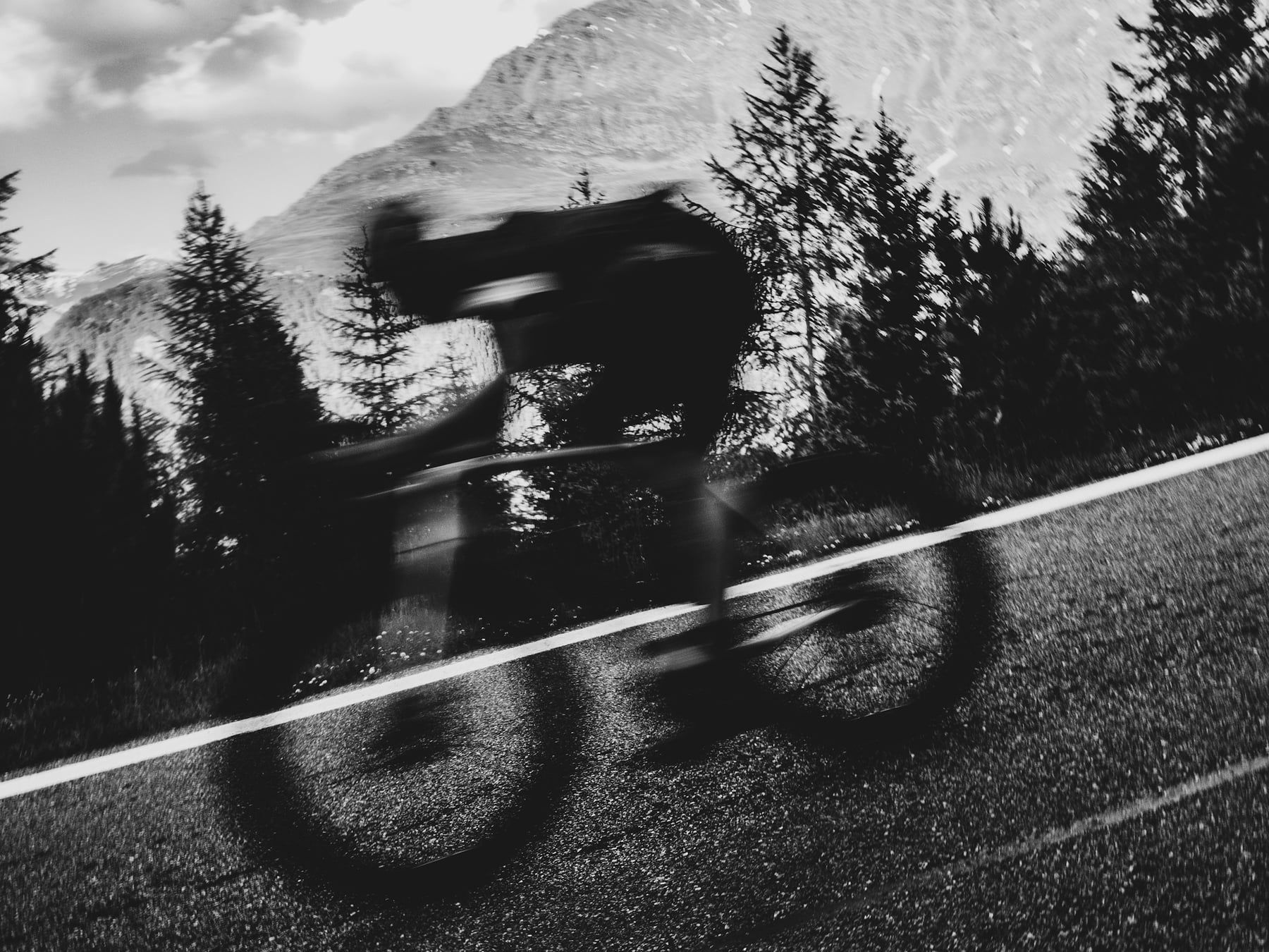 Ciclista su un percorso bici del versante sud dell'Etna tra i vigneti