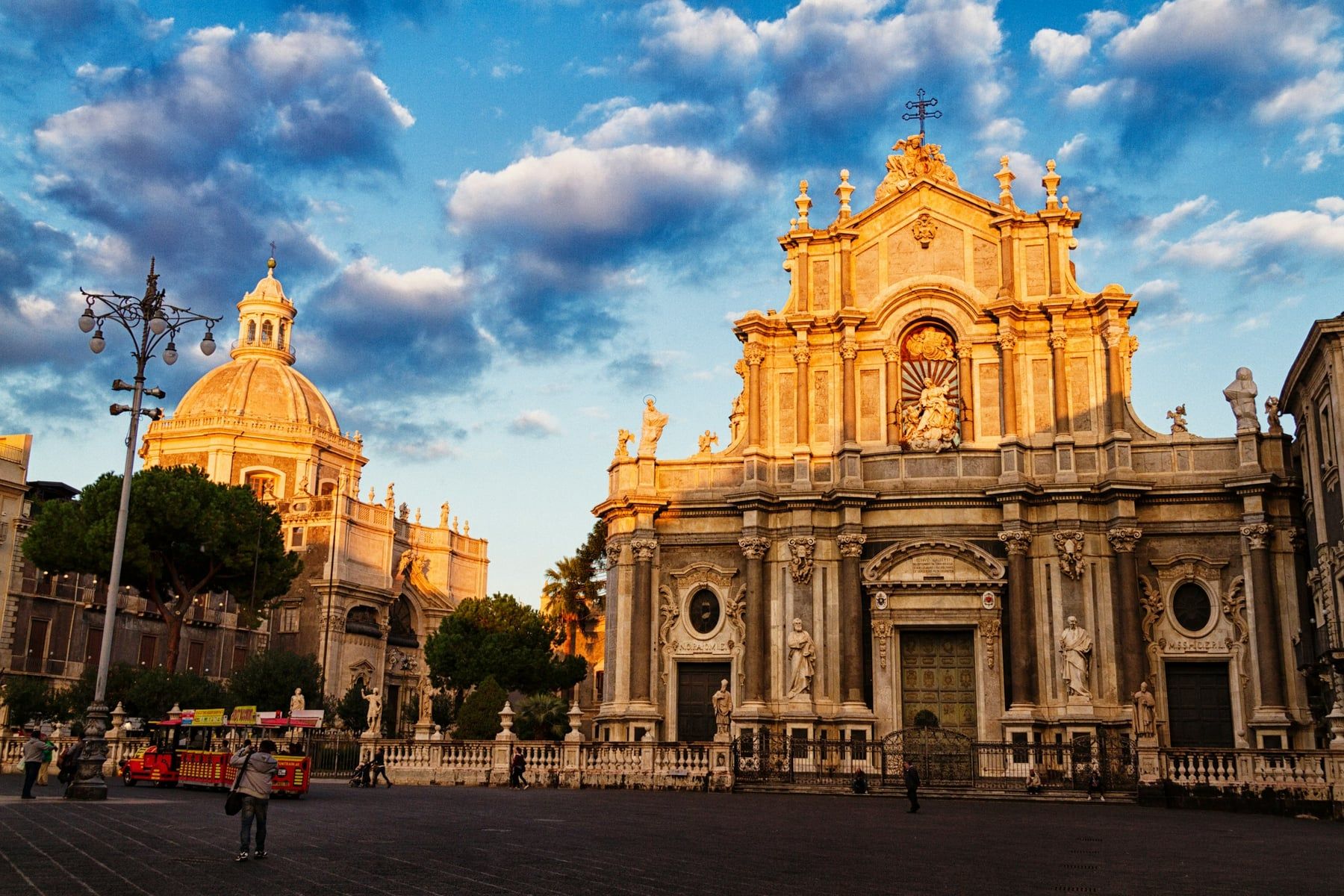 Piazza del Duomo nel centro storico barocco di Catania