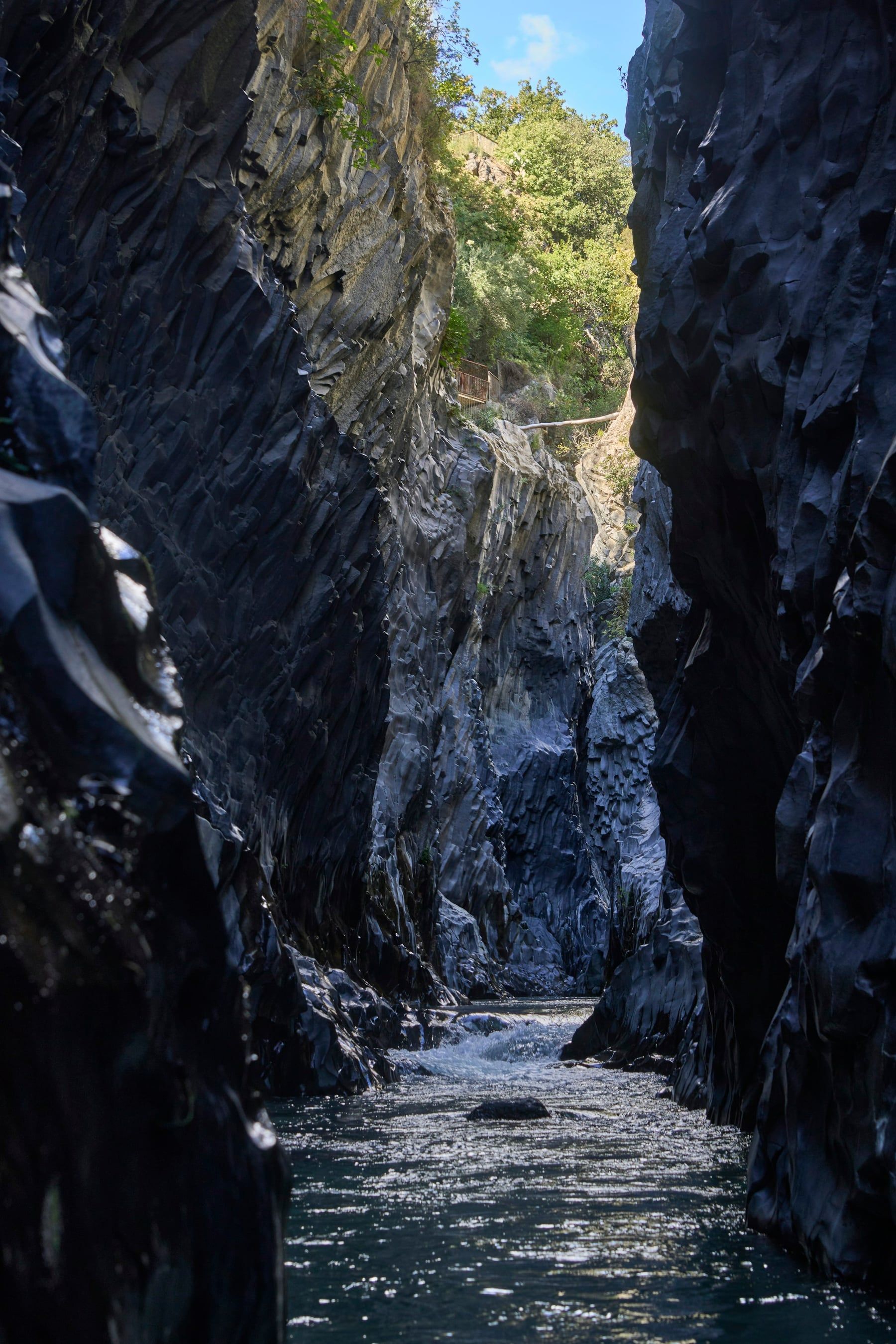 Pareti di roccia basaltica nelle Gole dell'Alcantara vicino a Pedara