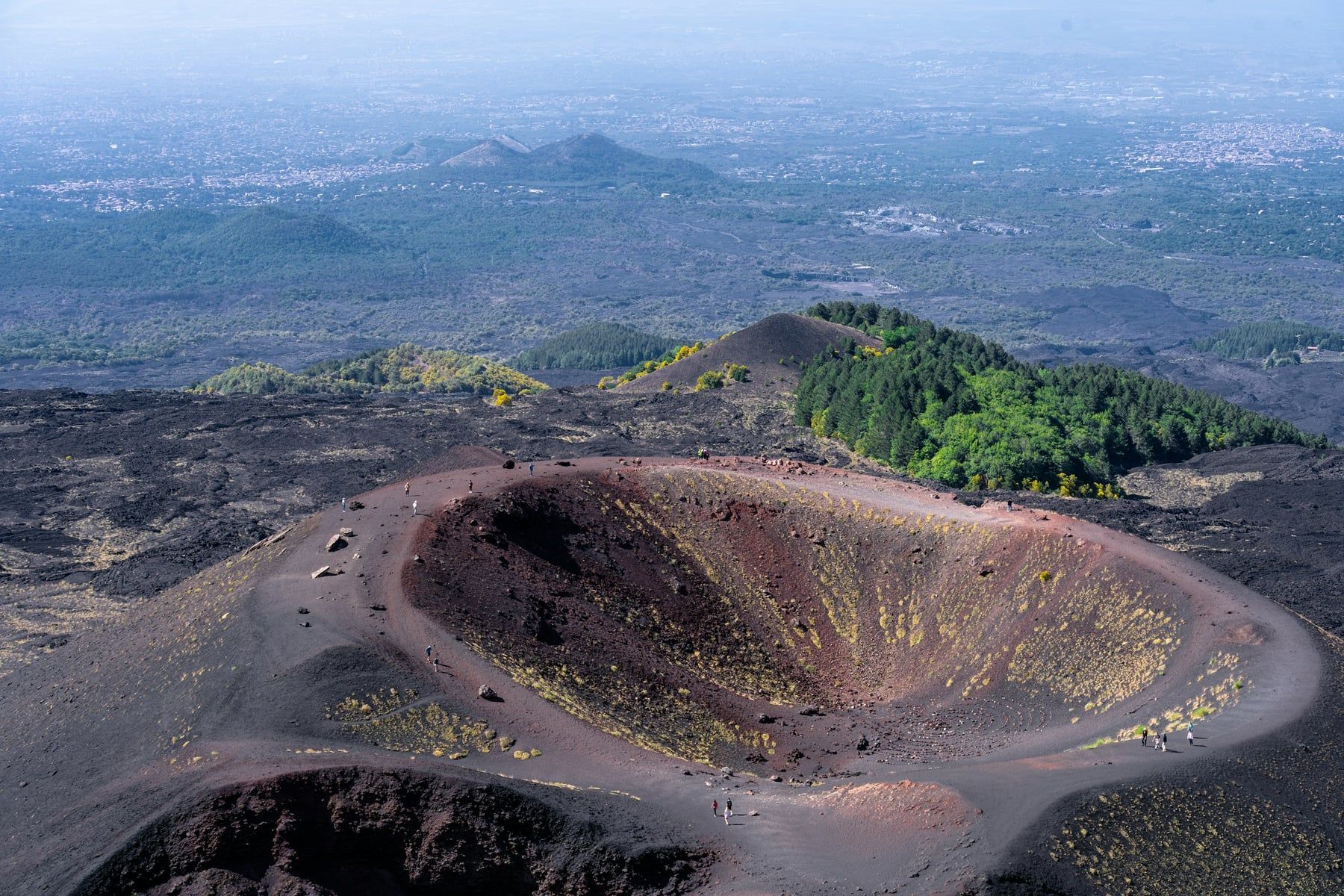 Sentiero di trekking sul versante sud dell'Etna tra boschi di quota